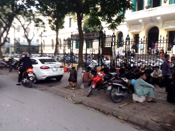 Bên ngoài Bệnh viện K, nơi “cò” hoạt động và bị lực lượng CSHS phát hiện, xử lý.