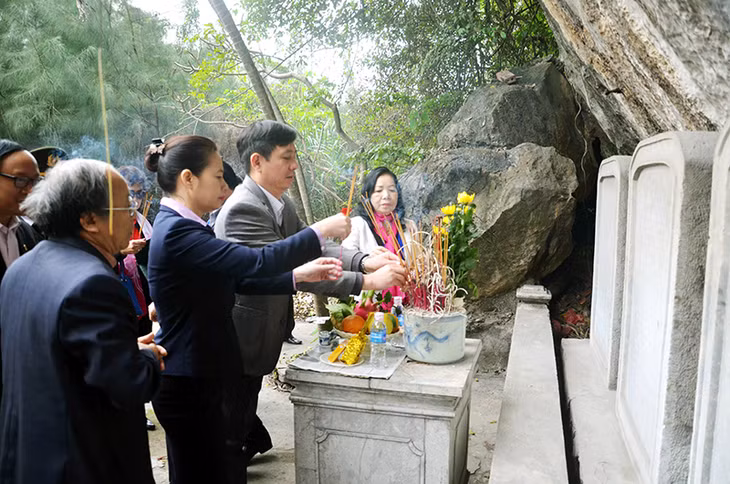 Trước đó, các đại biểu đã đến dâng hương tại di chỉ bài thơ của đức vua Lê Thánh Tông ở chân núi Bài Thơ.