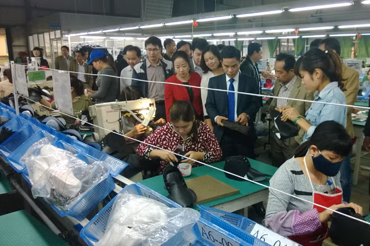 Lãnh đạo TX Quảng Yên tham quan dây chuyền sản xuất của 