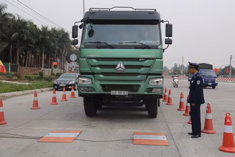Kiểm tra trọng tải phương tiện tại trạm cân lưu động 