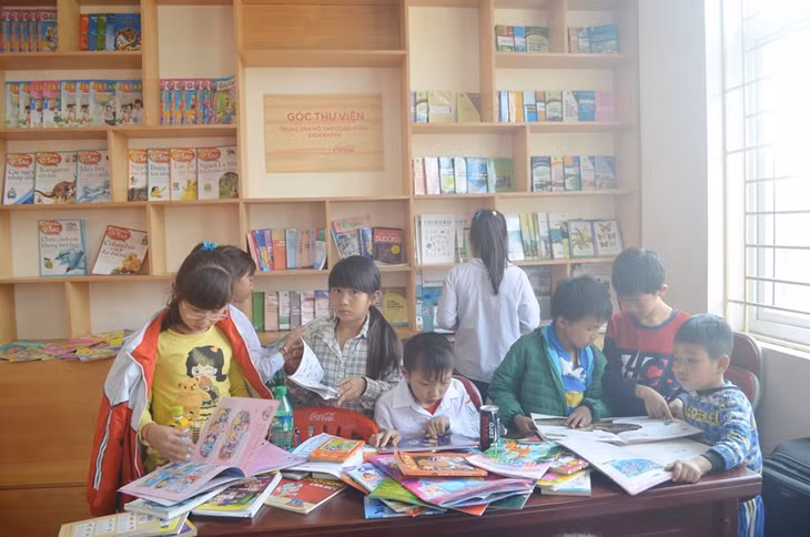 Trẻ em khu 8, phường Hà Phong, TP Hạ Long thích thú với nhiều sách, truyện tại Thư viện.