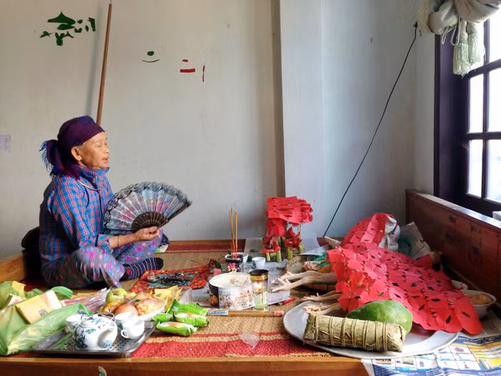 Bà Then đang thực hiện nghi lễ giải hạn.