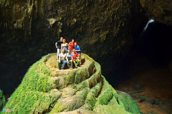 Ngọn đồi gãy là nơi không thể không đến khi vào khám phá Sơn Đoòng. Nơi đây được các nhà thám hiểm đặt tên là Vườn địa đàng. Những thảm rêu và dương xỉ xanh mượt phủ kín ngọn đồi.