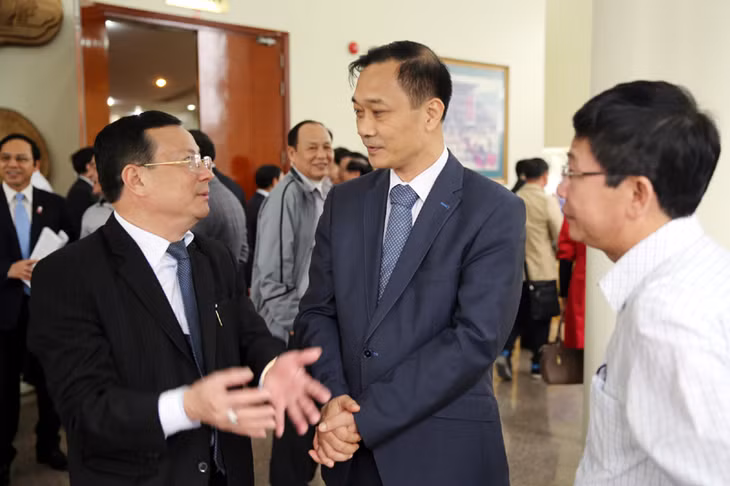 Đồng chí Vũ Hồng Thanh, Ủy viên Trung ương Đảng, Phó Bí thư Tỉnh ủy trao đổi với doanh nghiệp.