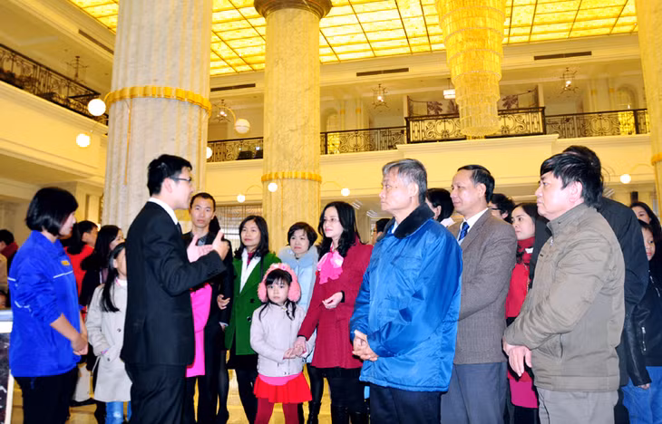 Cùng với cơ sở vật chất và cảnh đẹp nơi đây, các hướng dẫn viên và nhân viên ở khu resort này sẽ để lại cho du khách ấn tượng khó quên. Trong ảnh: Hướng dẫn viên đang giới thiệu cho du khách về khu nghỉ dưỡng.