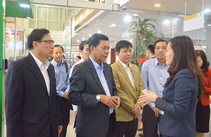 Đoàn công tác tỉnh Long An đến thăm Trung tâm Hành chính công tỉnh