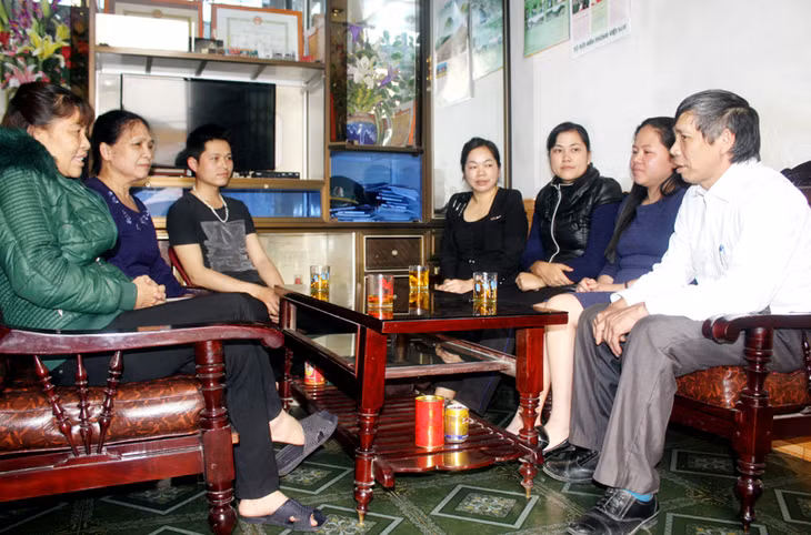 Đồng chí Hoàng Biên, Bí thư Đảng uỷ kiêm Chủ tịch UBND xã Hoành Mô (huyện Bình Liêu) tuyên truyền Luật Bầu cử ĐBQH và đại biểu HĐND cho người dân thôn Cửa Khẩu.