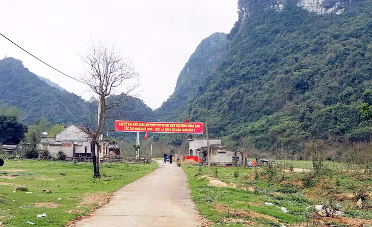 Băng-zôn tuyên truyền bầu cử tại thôn Bản Sen, xã Bản Sen (huyện Vân Đồn).
