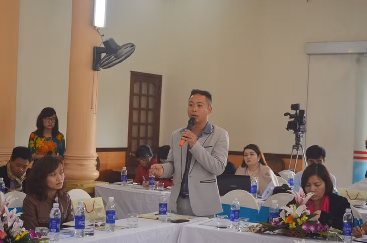 Đại diện công ty lữ hành phát biểu ý kiến tại tọa đàm.
