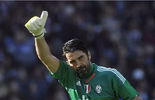 Buffon bước vào ngôi đền của những huyền thoại Serie A với kỷ lục vô tiền khoáng hậu. Ảnh: Reuters.