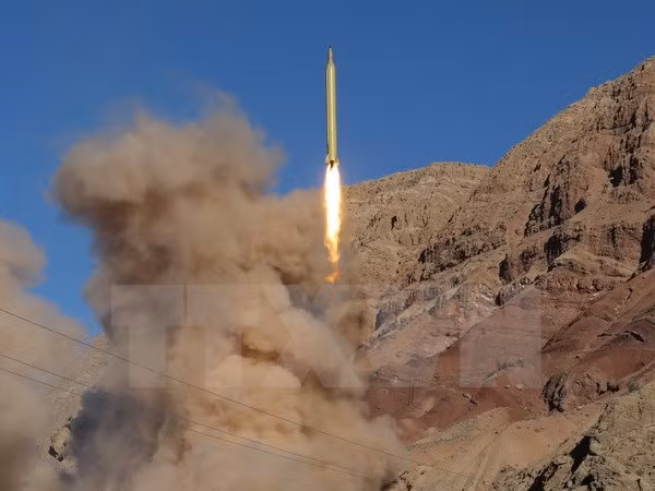 IRGC phóng thử hai tên lửa đạn đạo trong khuôn khổ một cuộc tập trận quân sự hôm 9/3. (Nguồn: AFP/TTXVN)