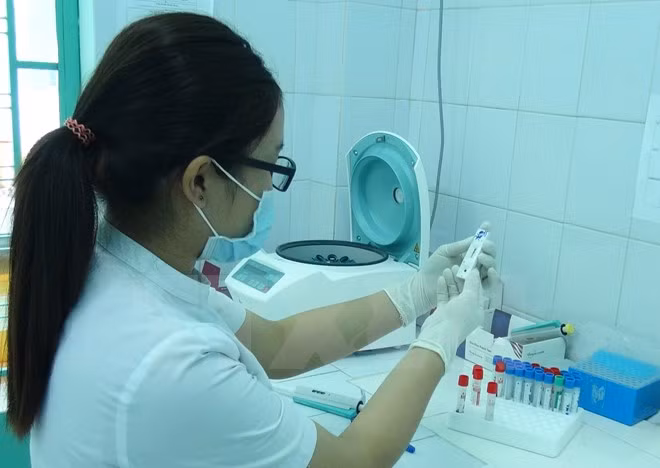 Nhân viên y tế Bệnh viện Bệnh Nhiệt đới Khánh Hòa lấy mẫu máu phục vụ xét nghiệm xác định virus Zika. (Ảnh: Nguyên Lý/TTXVN) 