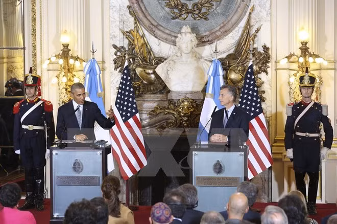 Tổng thống Argentina Mauricio Macri (phải) và Tổng thống Mỹ Barack Obama tại cuộc họp báo chung sau hội đàm. (Nguồn: AFP/TTXVN)