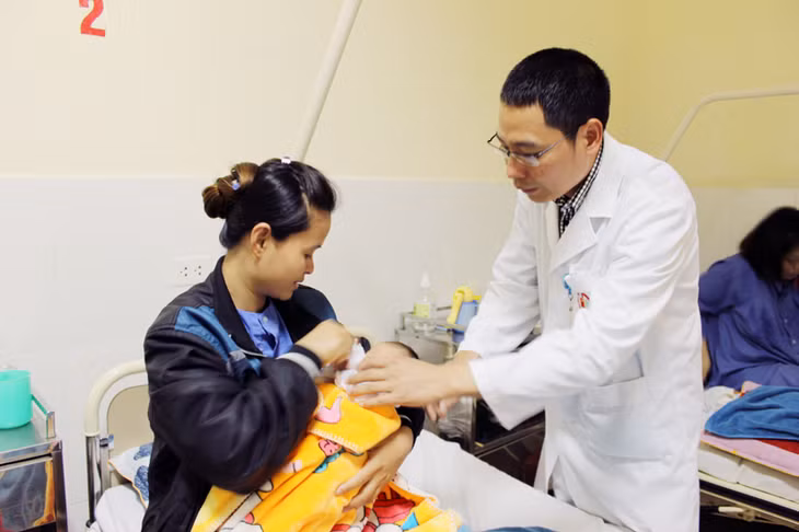 Bác sĩ Bệnh viện Việt Nam-Thụy Điển Uông Bí hướng dẫn chị G. chăm sóc con.
