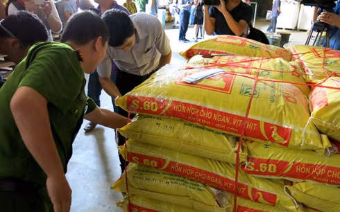 Công ty Trường Phú (Hải Dương) bị phát hiện có 7 mẫu nhiễm chất cấm Salbutamol trong thức ăn chăn nuôi (Ảnh: Minh Long/VOV)