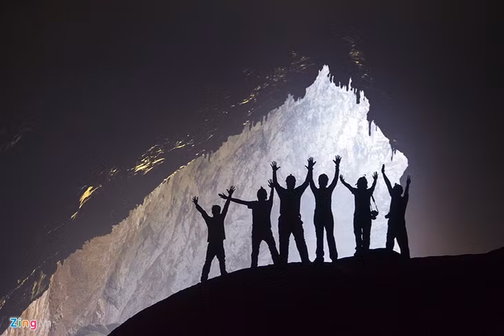 Hố sụt là nơi có ánh sáng duy nhất trong Sơn Đoòng. Hà Quốc Anh đã tách đoàn để ghi lại hình ảnh các thành viên trong đội hướng về giếng trời.