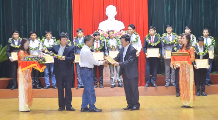 Lãnh đạo Công ty CP than Vang Danh biểu dương khen thưởng những công nhân có thu nhập cao, thợ mỏ ưu tú của công ty.
