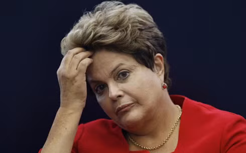 Áp lực đang đè nặng lên Tổng thống Brazil Dilma Rousseff sau những bê bối của Chính phủ. (Ảnh: politicoscope) 