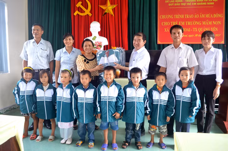 Trẻ em có hoàn cảnh khó khăn tại Trường Mầm non Tiền Phong (TX Quảng Yên) nhận những chiếc áo ấm do Quỹ Bảo trợ trẻ em tỉnh trao tặng. Ảnh: Nguyễn Hoa
