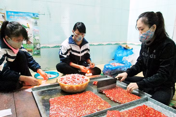 Kẹo lạc hồng của huyện Tiên Yên hiện vẫn chưa đăng ký công bố chất lượng, quy trình sản xuất vẫn hoàn toàn thủ công, không đảm bảo ATVSTP và ATLĐ. Ảnh: Lý Thắng (CTV)