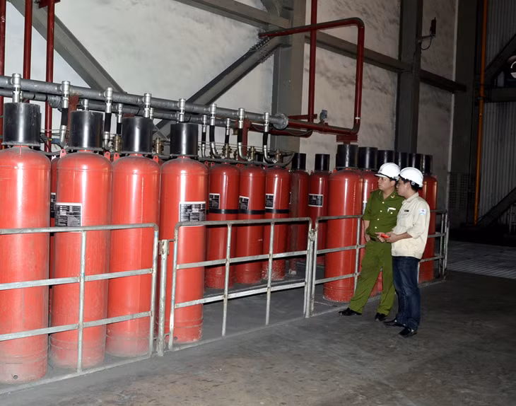 Cán bộ Cảnh sát PCCC tỉnh kiểm tra hệ thống chữa cháy bằng khí Fm200 tại nhà thiết bị điện của Công ty.