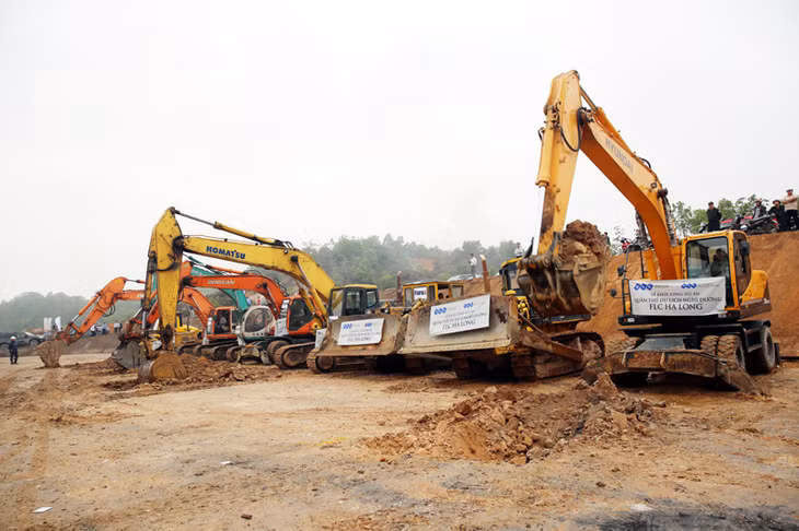 Ngay sau lễ khởi công, phương tiện máy móc đã bắt đầu thực thiện thi công dự án.