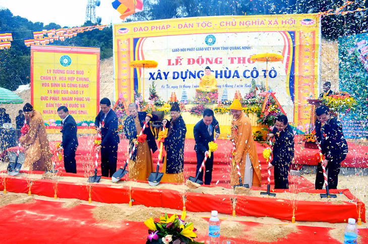Các đại biểu làm lễ động thổ xây dựng chùa Cô Tô.