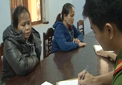 Nhóm phụ nữ tham gia đường dây lô đề tại cơ quan công an. Ảnh: C.A