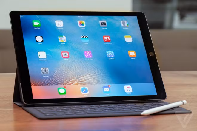 Ngoài iPhone SE, iPad Pro màn hình nhỏ cũng là sản phẩm nhiều người chờ đợi. Ảnh: The Verge.