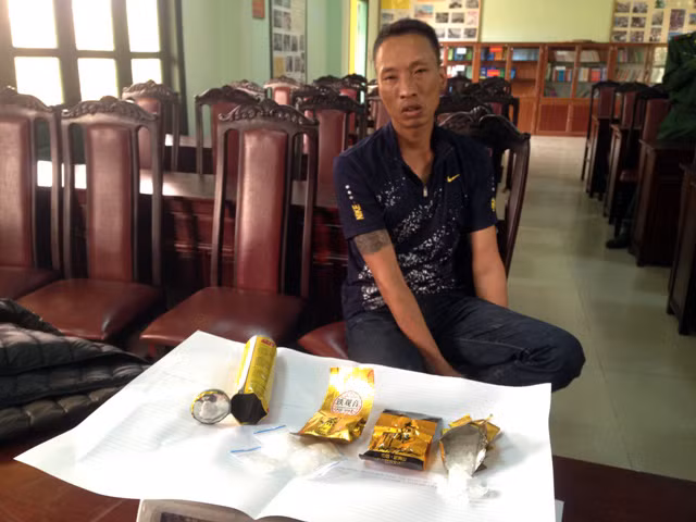 Đối tượng Vũ Văn Giao cùng tang vật.