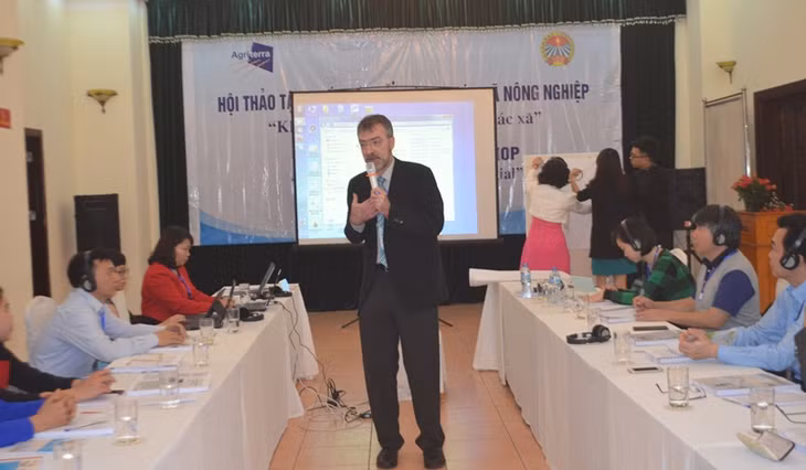 Chuyên gia của Tổ chức hỗ trợ phát triển quốc tế Hà Lan (Agriterra) giới thiệu cho các học viên về mô hình hợp tác xã