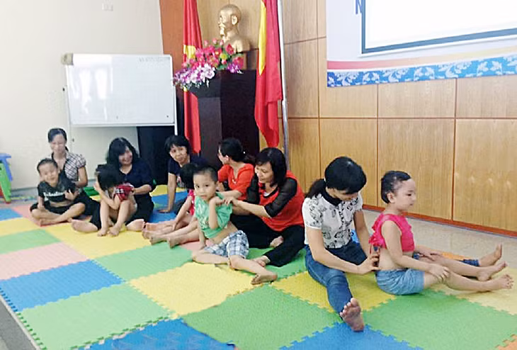 Một buổi tập huấn hướng dẫn trị liệu cho trẻ của CLB Gia đình trẻ tự kỷ.