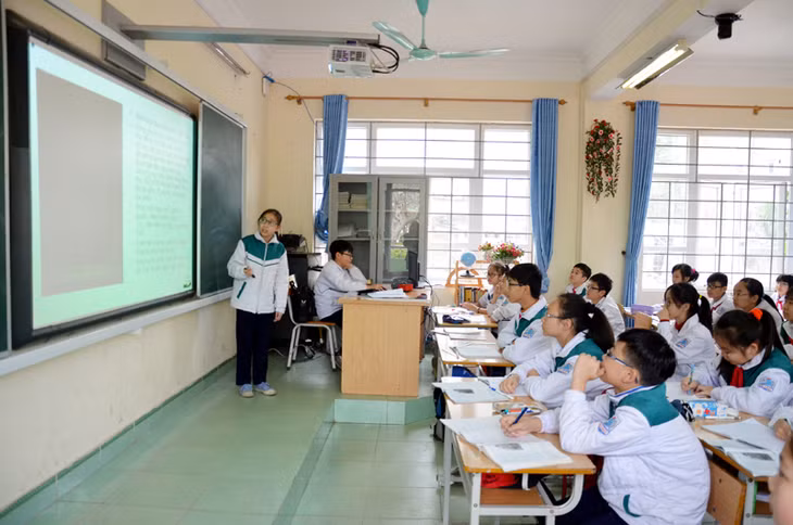 Học sinh lớp 7A5, Trường THCS Bãi Cháy (TP Hạ Long) thuyết trình bài tập môn Lịch sử với bảng thông minh.
