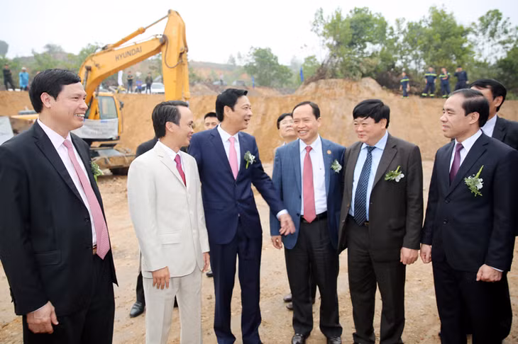 Các đồng chí lãnh đạo TƯ, tỉnh Quảng Ninh và Tập đoàn FLC thăm quan vị trí thực hiện Quần thể du lịch nghỉ dưỡng FLC Hạ Long.
