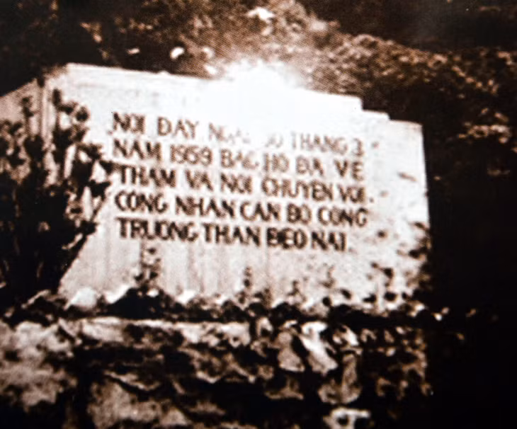 Tấm bia ghi lại sự kiện Bác Hồ về thăm mỏ Đèo Nai ngày 30-3-1959 hiện nay đã thất lạc. Ảnh: Tư liệu của Công ty