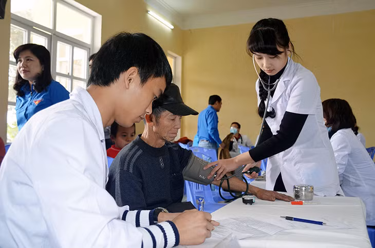 Các bác sĩ trẻ của Bệnh viện Việt Nam - Thụy Điển Uông Bí tình nguyện khám bệnh, phát thuốc miễn phí cho người dân tại xã Phong Dụ (Tiên Yên).