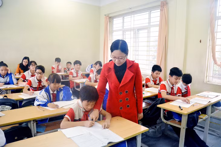 Cô giáo Nguyễn Bích Diệp hướng dẫn em Nguyễn Quang Thắng, lớp 6B, Trường THCS Cao Thắng (TP Hạ Long) làm bài.