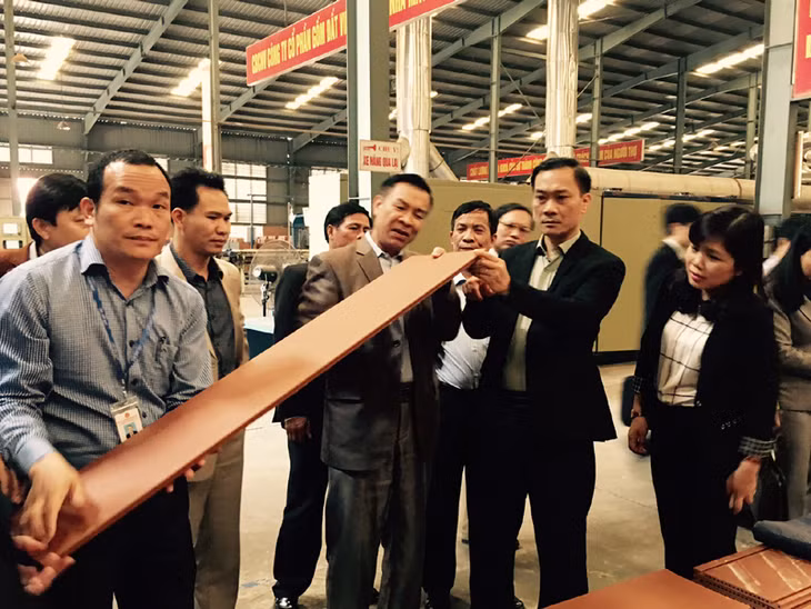 Đồng chí Vũ Hồng Thanh, Phó Bí thư Tỉnh ủy cùng đoàn công tác đi thăm quan, khảo sát mô hình hoạt động của Công ty CP Gốm Đất Việt