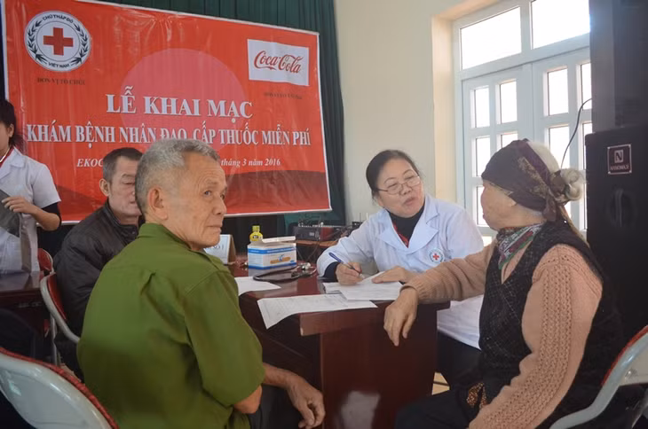 Người dân được khám bệnh, tặng quà.