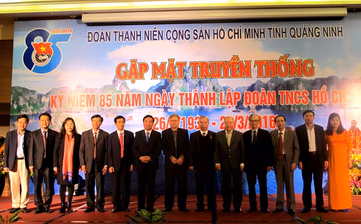Các đại biểu giao lưu văn nghệ, chụp ảnh lưu niệm trong chương trình.