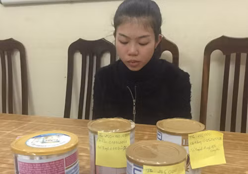 Ngân và các lon sữa chứa toàn cát đen.