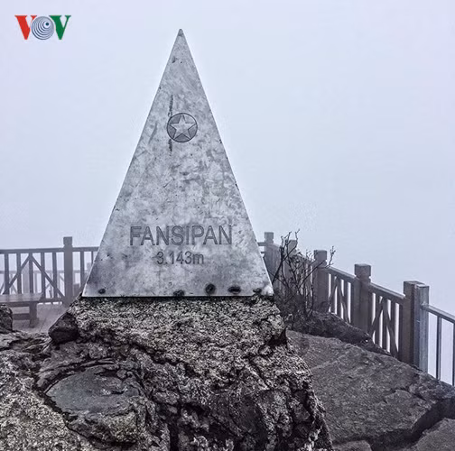  Việc khánh thành tuyến cáp treo Fansipan khiến hành trình chinh phục nóc nhà Đông Dương, du khách có thể chạm tay vào cột mốc trên đỉnh Fansipan dễ dàng hơn rất nhiều so với chặng đường leo, trèo gian nan trước đây.