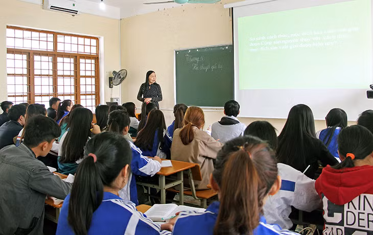 Tiết học môn Kinh tế chính trị của lớp Toán k36, Khoa Sư phạm trung học, Trường Đại học Hạ Long.