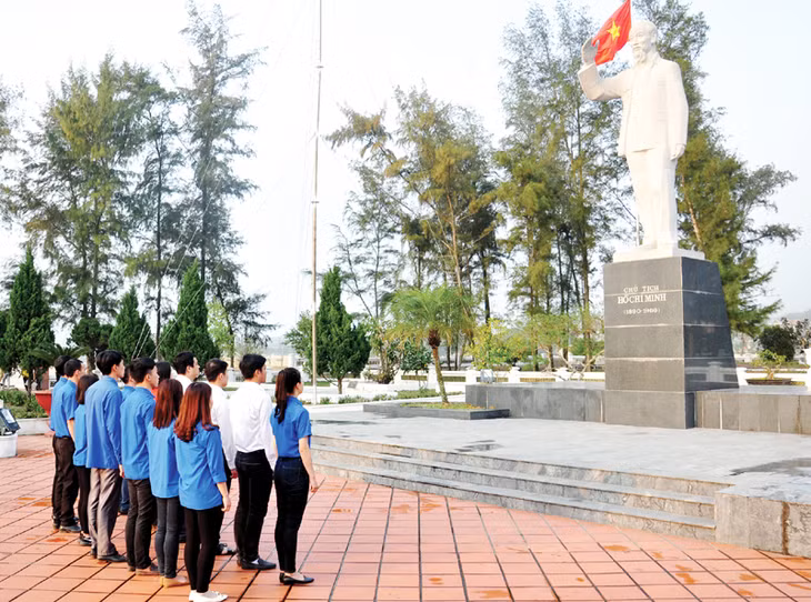 Cán bộ và nhân dân trên đảo luôn “đoàn kết, cố gắng và cùng tiến bộ” như mong ước và lời dạy của Bác Hồ khi Người đến thăm đảo vào ngày 9-5-1961.