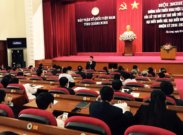 Đồng chí Phạm Văn Điệt, Chủ tịch Uỷ ban MTTQ tỉnh trao đổi, làm rõ các vấn đề đại biểu quan tâm