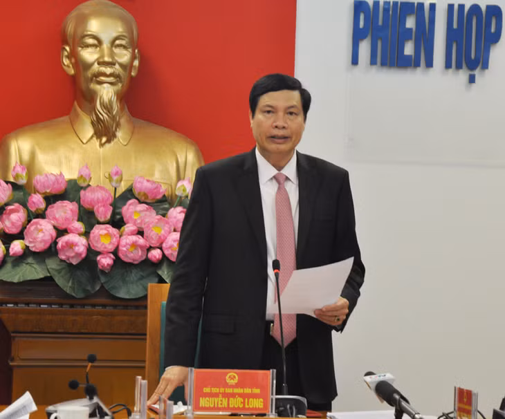 Chủ tịch UBND tỉnh Nguyễn Đức Long điều hành phiên họp.
