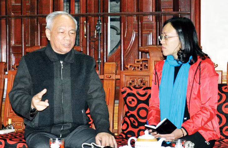 Bác Nguyễn Thanh Sửu trò chuyện với tác giả.