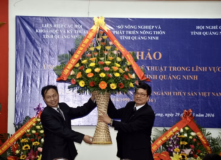 Đai diện Liên hiệp các Hội khoa học và kỹ thuật tỉnh tặng hoa chúc mừng Hội nghề cá tỉnh nhân kỷ niệm 57 năm Ngày truyền thống ngành Thủy sản.