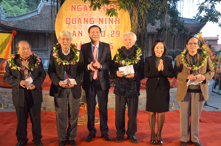Các đồng chí lãnh đạo tỉnh vinh danh những nhà thơ tiêu biểu.