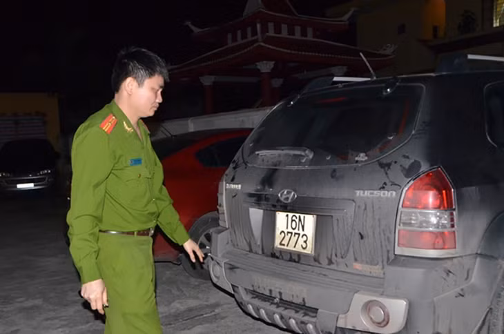  Công an đang tạm giữ ô tô gây tai nạn.